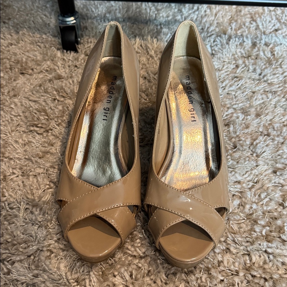 Madden Girl • Gertieee Tan Patent Leather Peep Toe Heels
